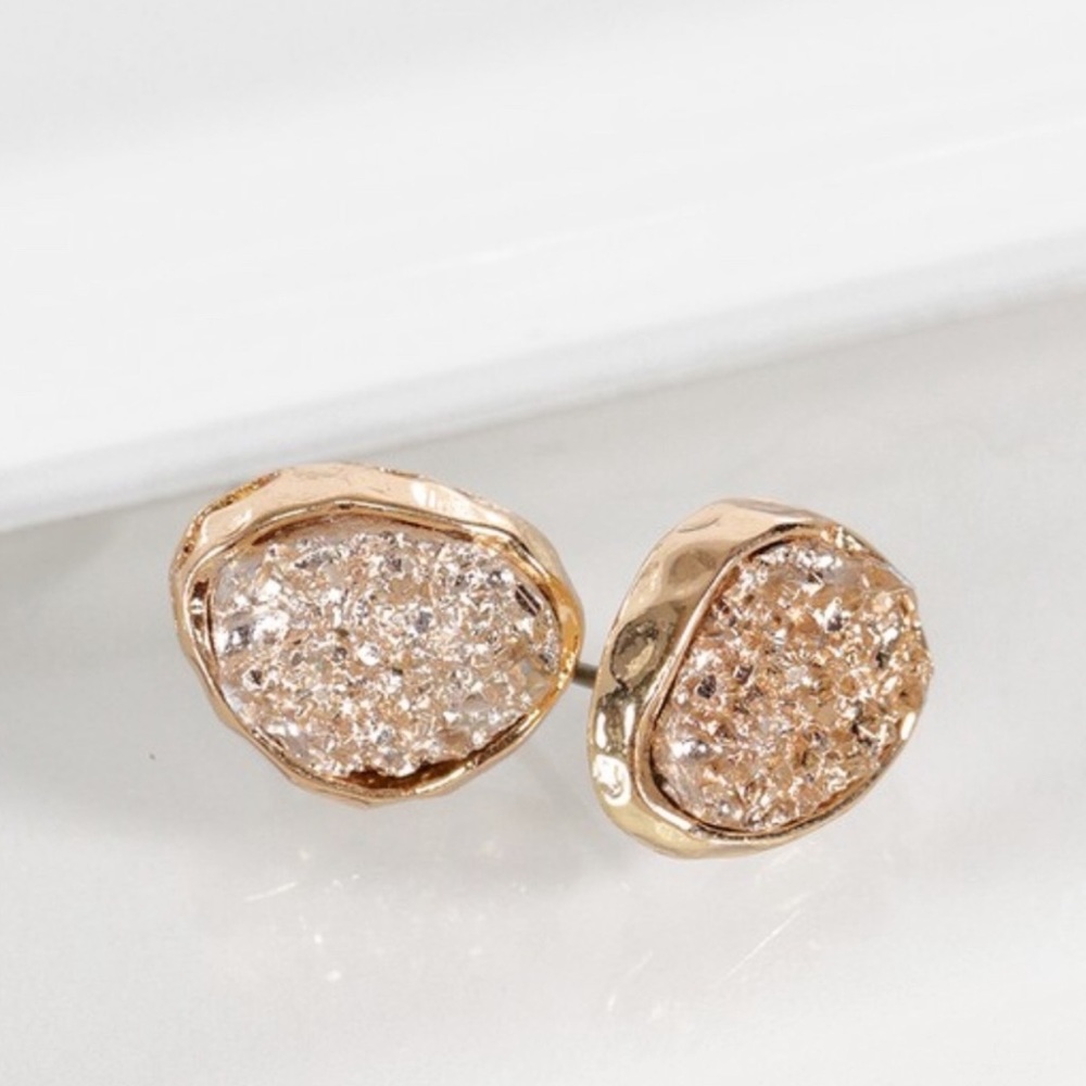 Dainty oval druzy post earrings - Picture 4 of 8